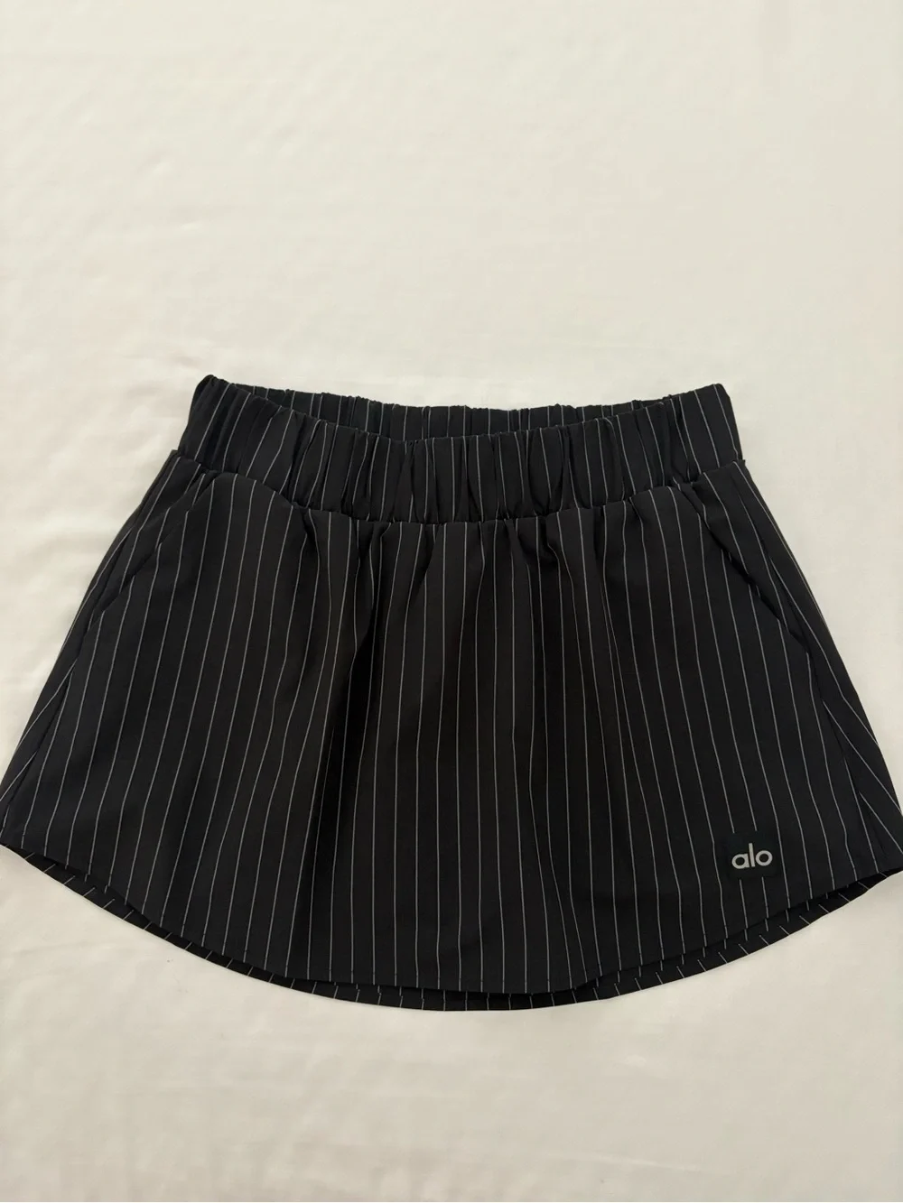 ALO Yoga Black daylight pintripe skirt size Small like a new